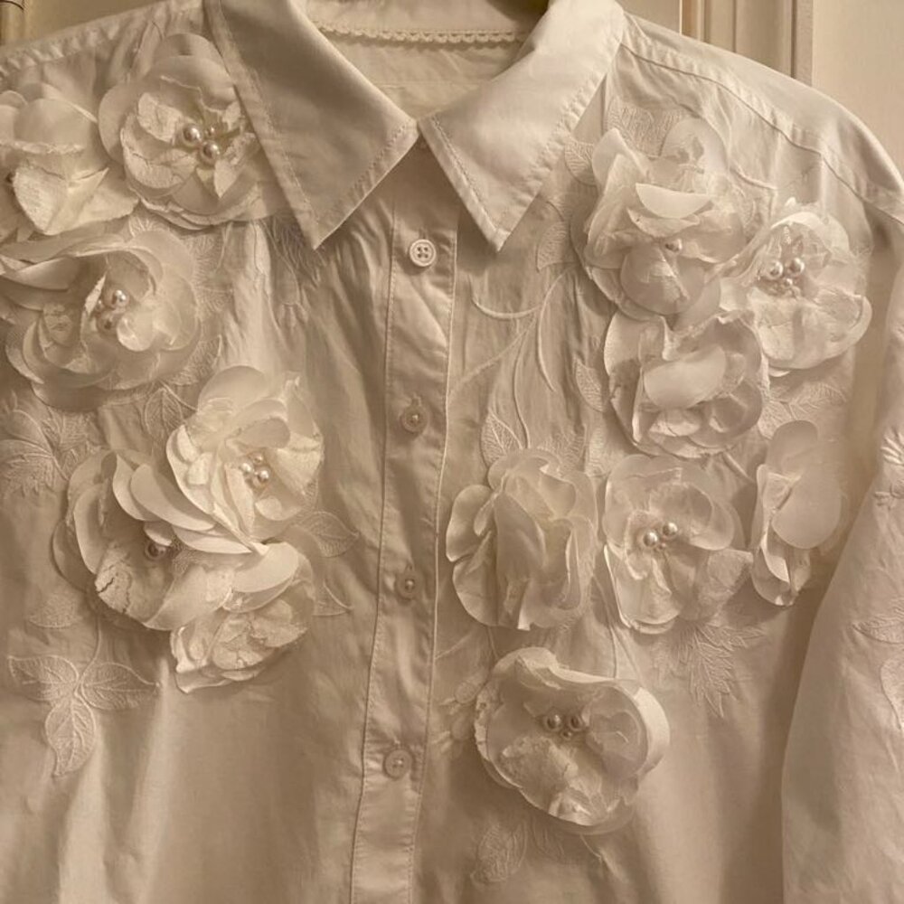Anthropologie Maeve White Floral Applique Blouse with Pearl Buttons NWT